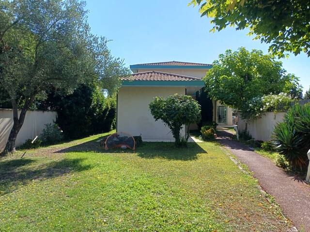 Maison familiale 10p avec jardin, piscine et clim gallery image 3