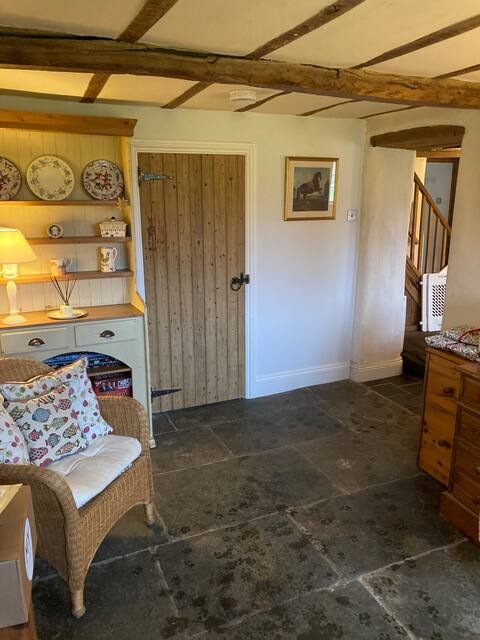 Popular Airbnb listing: Picturesque Cotswold Cottage in Warwickshire