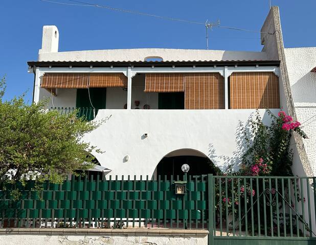 Villa mediterranea a 150 m dal mare con posto auto