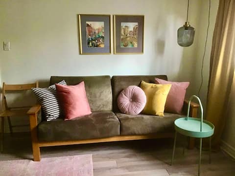 Popular Airbnb listing: Lovely Semi-Basement Flat in Montreal's Heart in Côte Des Neiges–Notre Dame De Grâce
