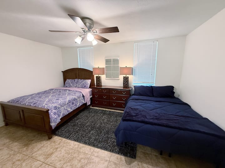 Spálňa má 2 manželské postele veľkosti queen size. 