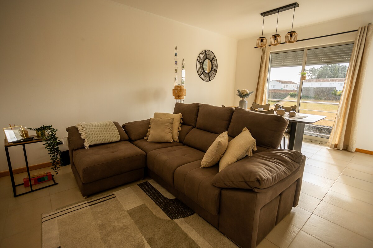 Wohnzimmer mit Schlafsofa, Smart-TV und Brettspielen ♟️