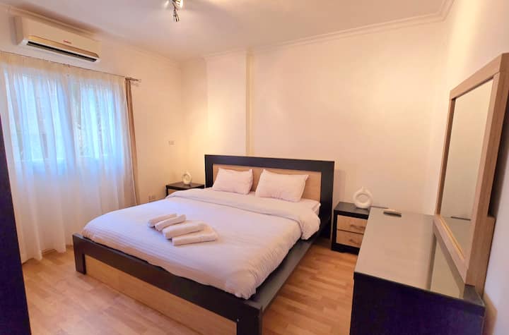 يتم تغطية وسائد الرأس والبطانية دائمًا بأغطية جديدة.
يتم توفير مناشف جديدة.