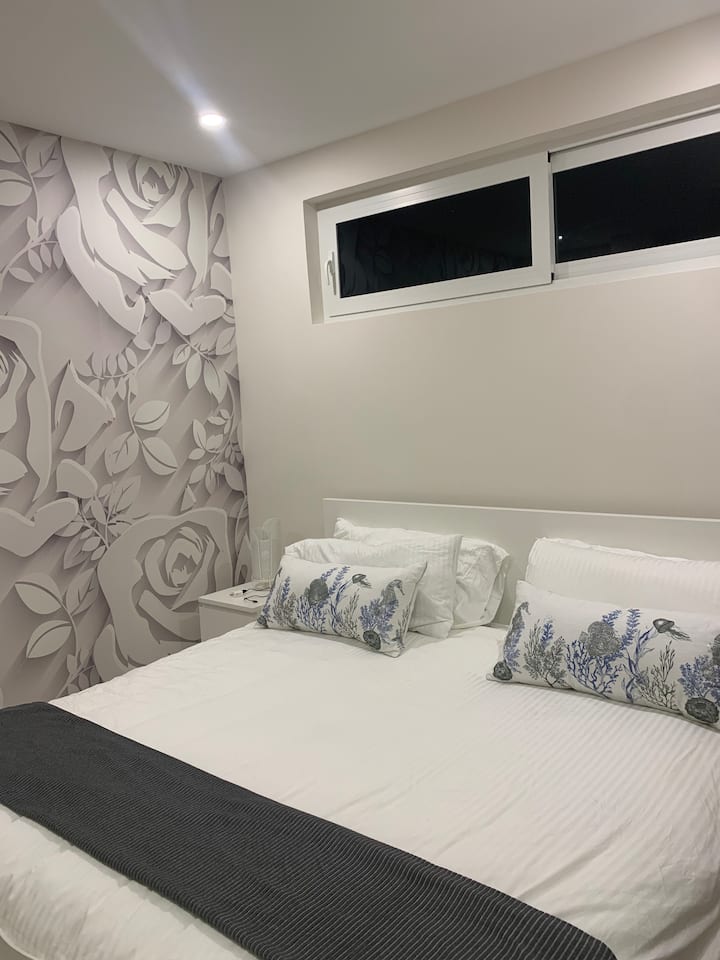 Chambre principale : lit king size avec literie de luxe.