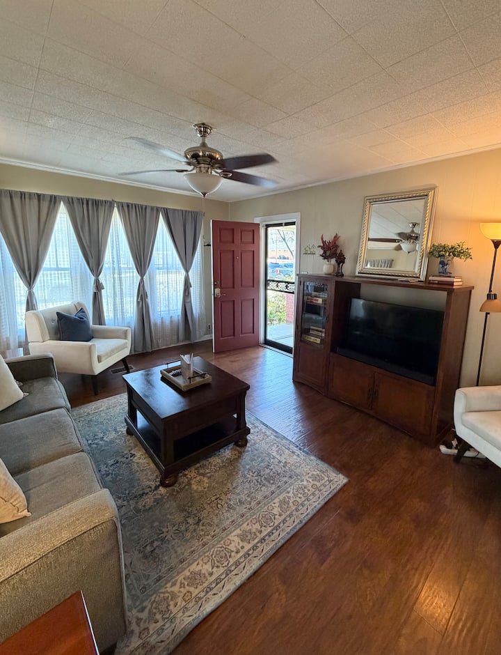 Updated ~ 3br, 2ba Home ~ Sleeps 8 ~ Pet Friendly - Jonesboro, AR