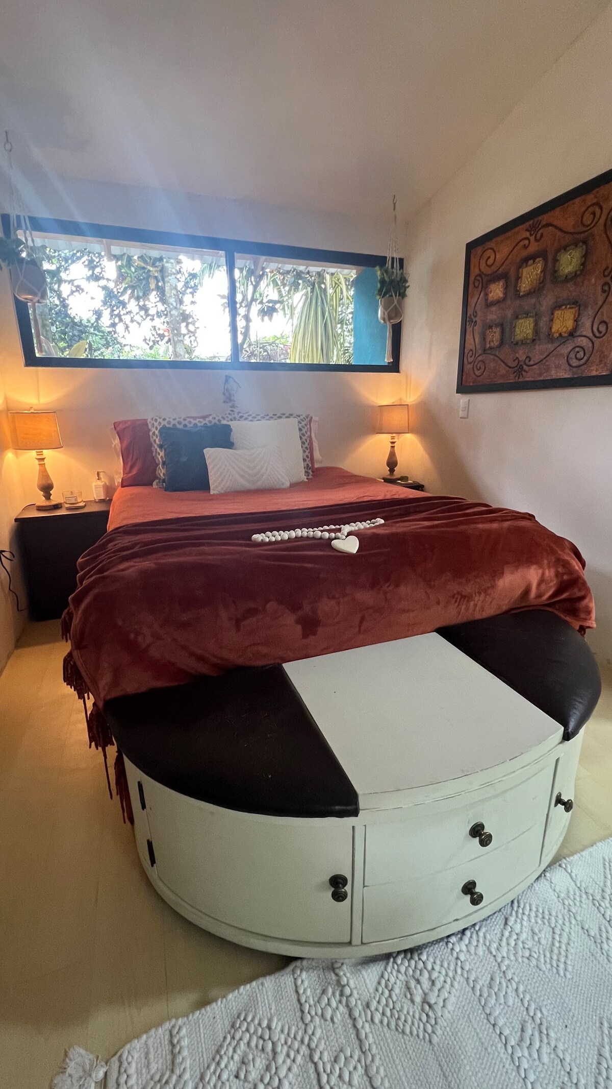 Çarçafë dhe shtroja të bukura të buta që janë luksoze dhe të pasura. Nëse kërkon zhurmë në xhungël, ke edhe tapa veshi
Edhe një krevat me fole të plota
Ka abazhurë të butë me dritë të ngrohtë, ajër të kondicionuar dhe një ventilator gjithashtu
Vjen me banjën e vet të kompletuar 