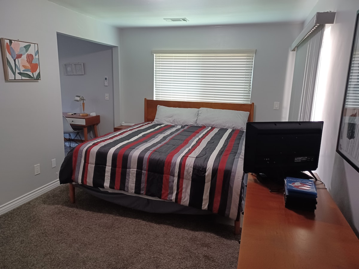 Спална соба опремена со паметен телевизор и паметен DVD плеер со неколку апликации за емитување. За време на престојот уживајте во некои класични ДВД-а. Не отворајте ја лизгачката врата или вертикалните ролетни. Во моментов нема пристап на отворено. Ви благодариме.