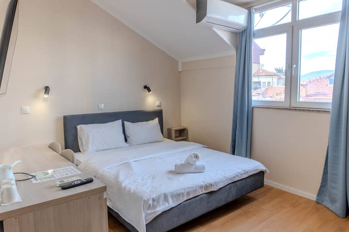 Central Renovated Room/wprivate Bath Villa Kiwi #2 - Ohrid