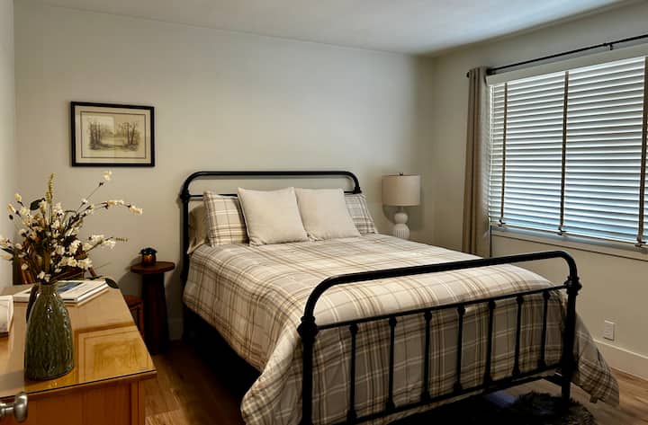 Pokojný priestor na oddych a usadenie sa, luxusné bavlnené obliečky pima zaručujú dobrý spánok.