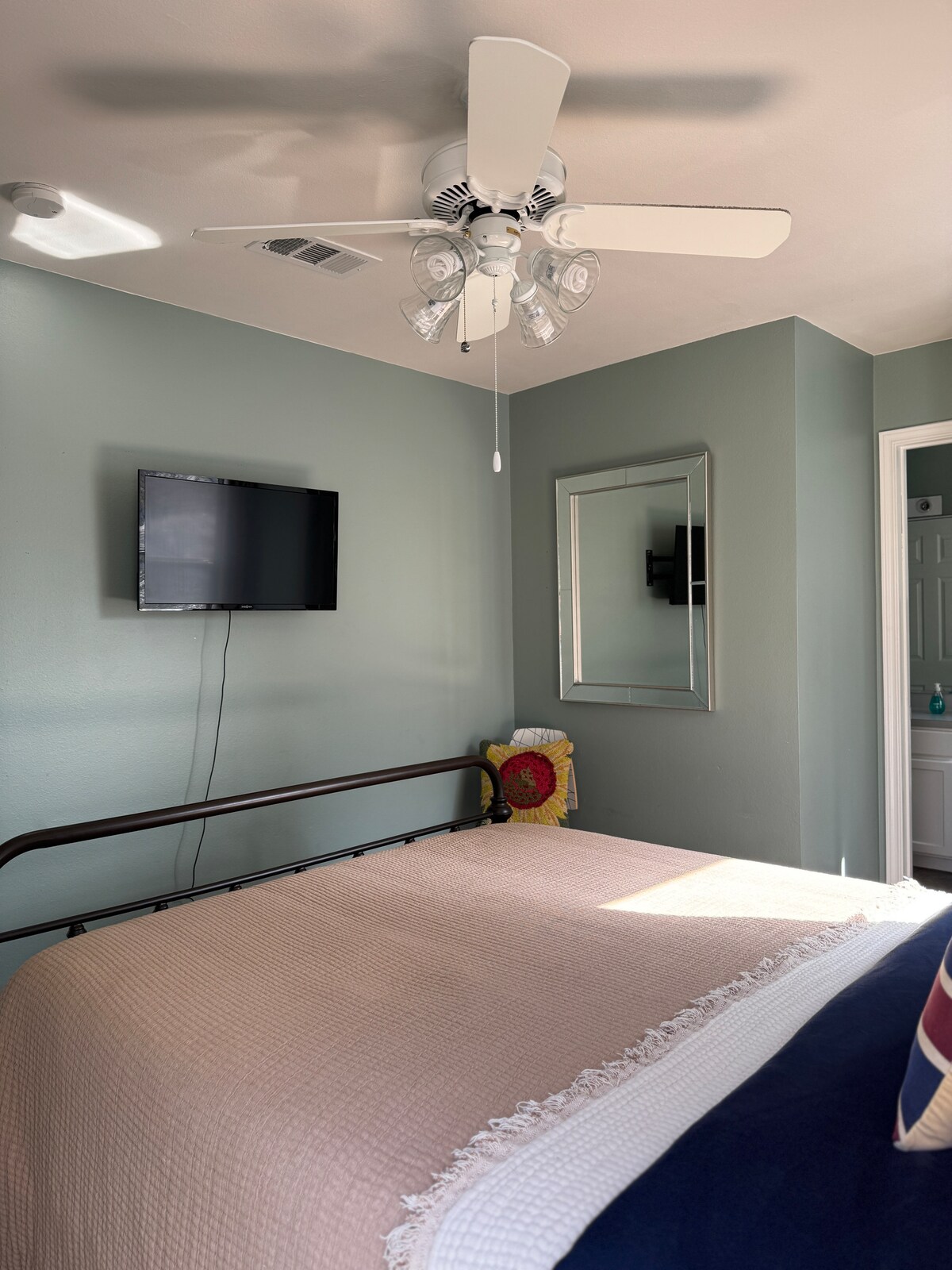 Just INN TIME! 2br/2ba Central ATX, Free parking