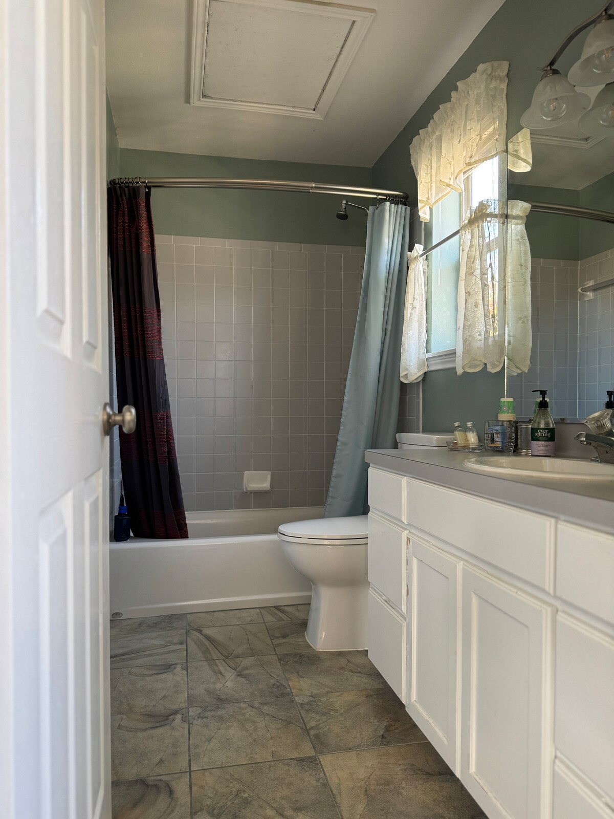 Just INN TIME! 2br/2ba Central ATX, Free parking
