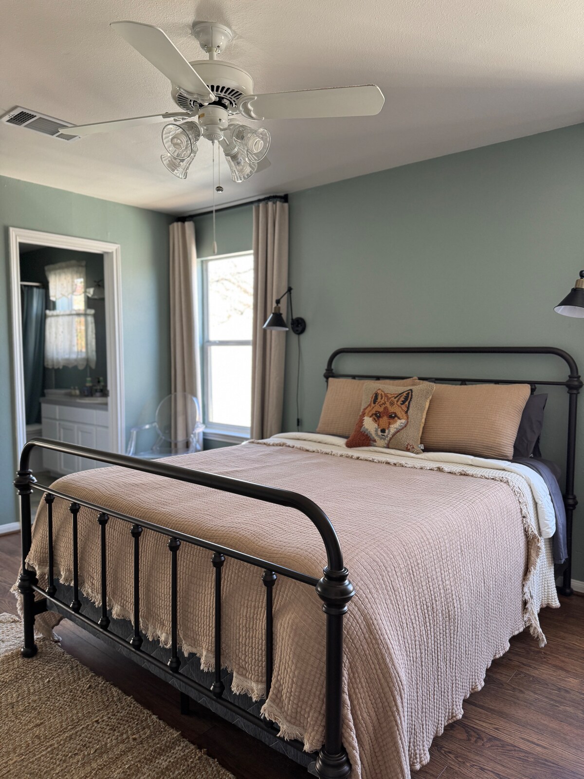 Just INN TIME! 2br/2ba Central ATX, Free parking