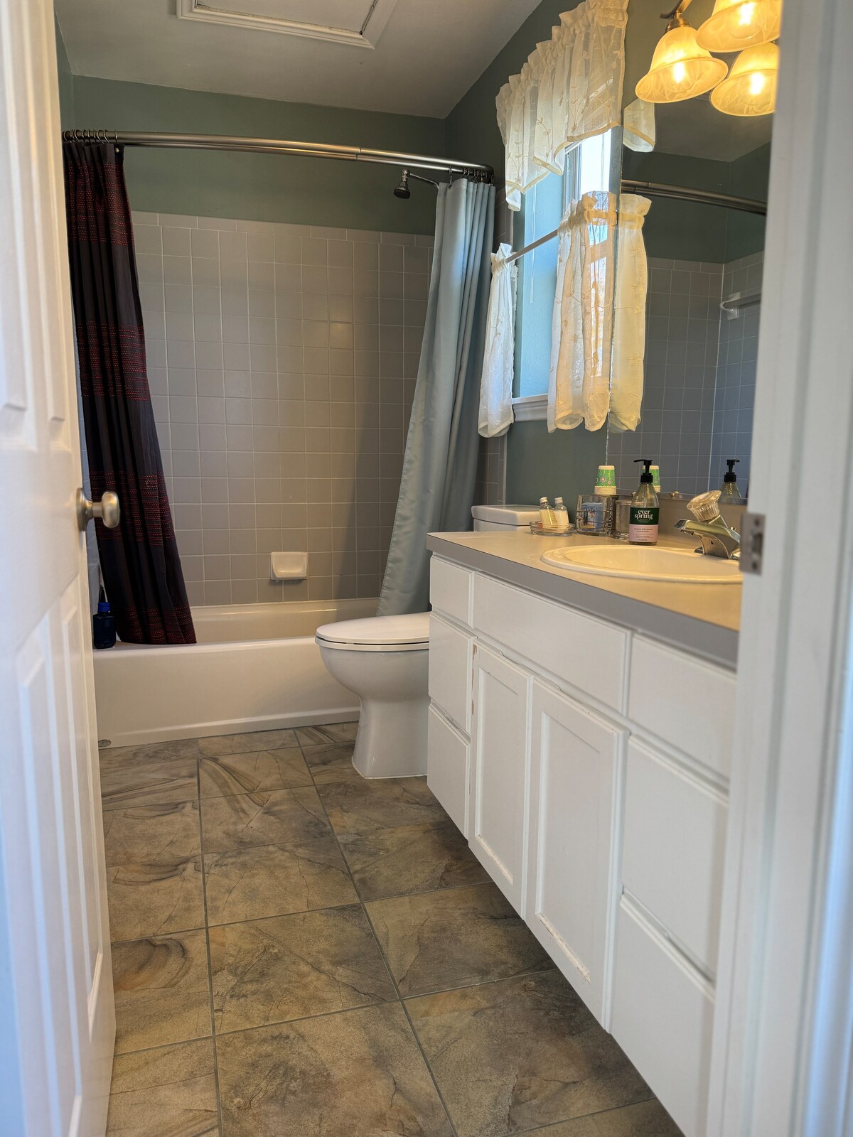Just INN TIME! 2br/2ba Central ATX, Free parking