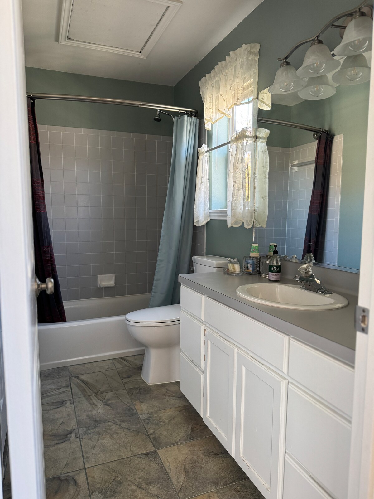 Just INN TIME! 2br/2ba Central ATX, Free parking