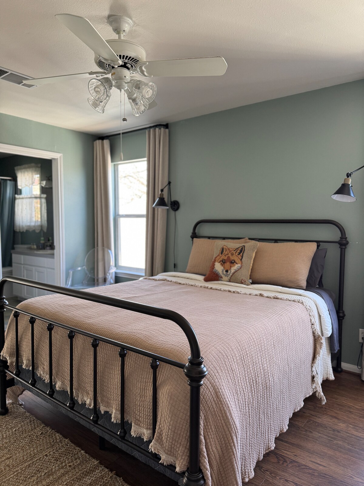 Just INN TIME! 2br/2ba Central ATX, Free parking