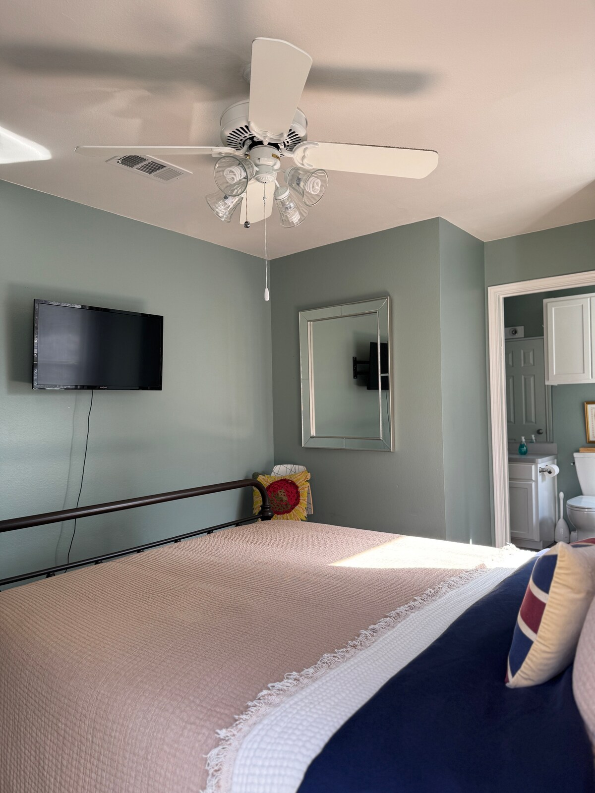 Just INN TIME! 2br/2ba Central ATX, Free parking