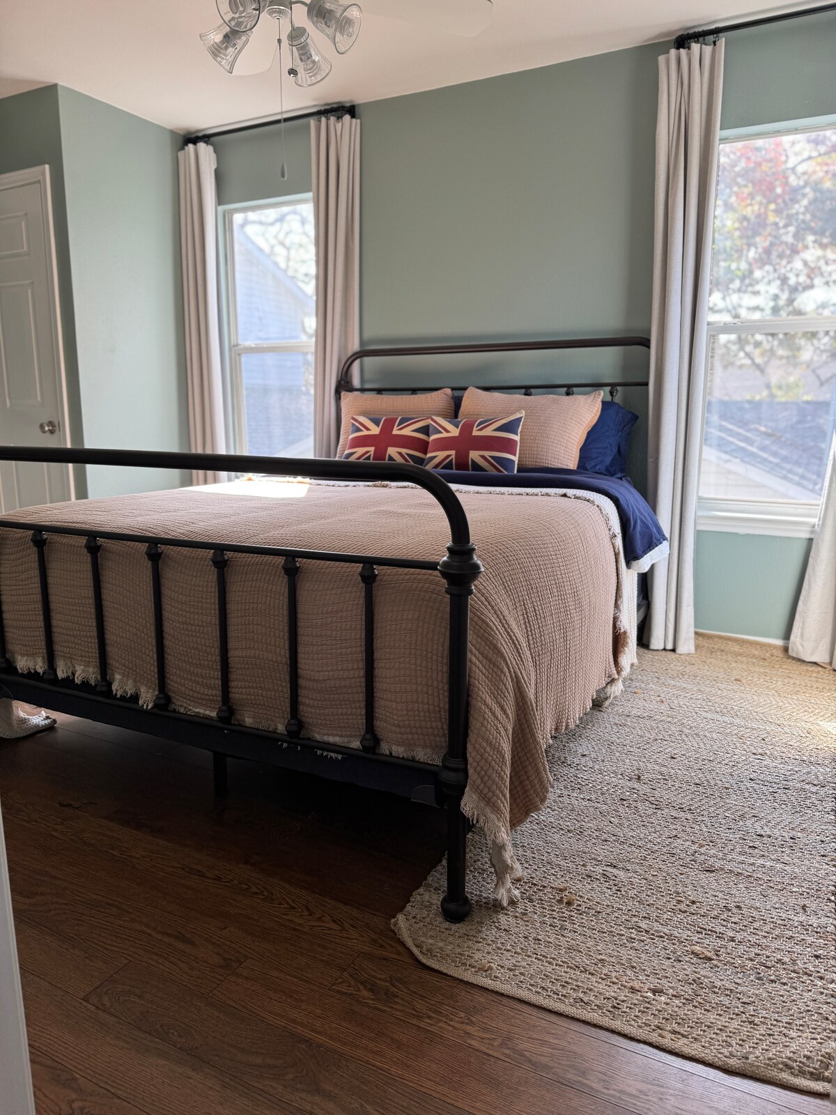 Just INN TIME! 2br/2ba Central ATX, Free parking