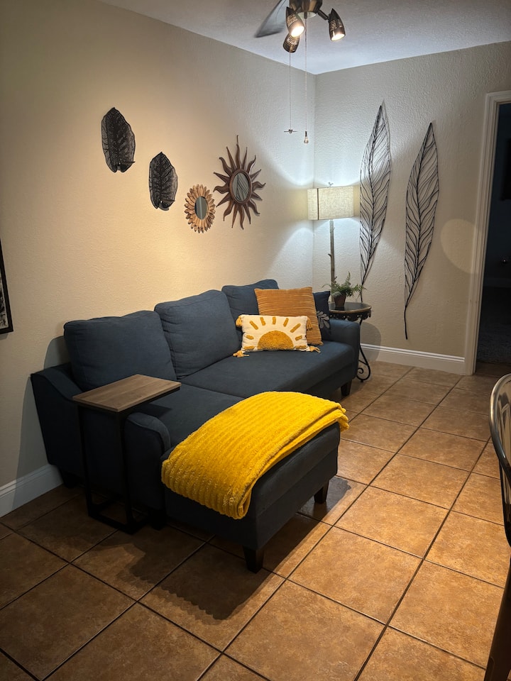 Private Entrance, 1 Bdroom, Kitchen, Sitting Area - Port St. Lucie, FL