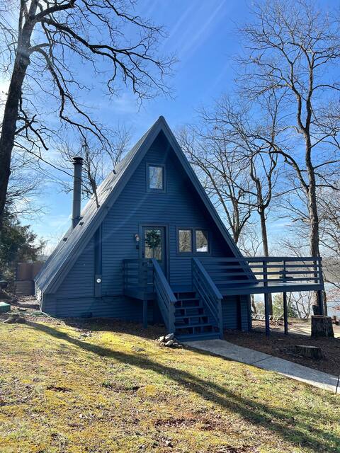 The Rock House (lakefront with private dock)