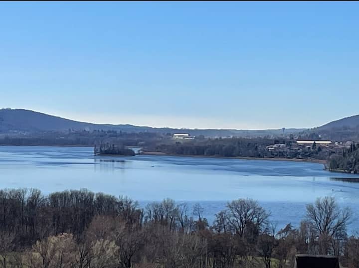 Ziwa kutoka kwenye dari: Isolino Virginia, eneo la kihistoria la tao la Alpine UNESCO linalolindwa