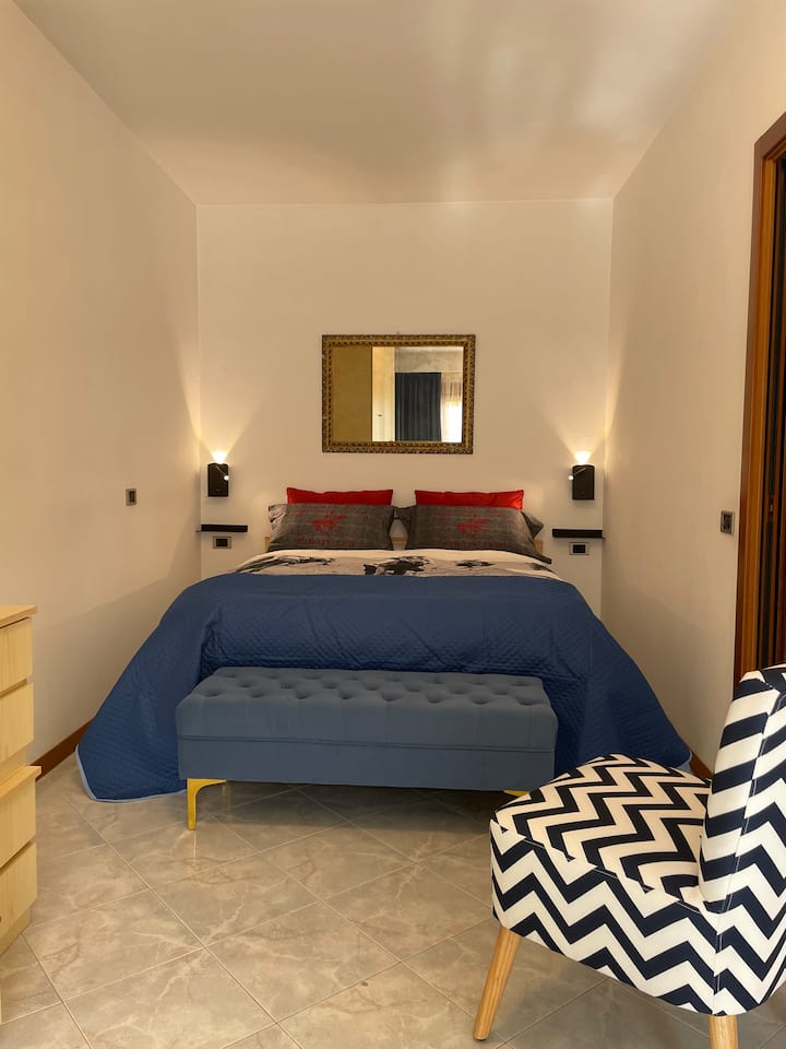 Kitanda cha watu wawili, mashuka ya Ralph Lauren, au katika hali yoyote ya ubora wa hali ya juu, godoro kamili la majira ya kuchipua lenye sehemu ya juu. Usomaji wa usb na taa za kuchaji upya.