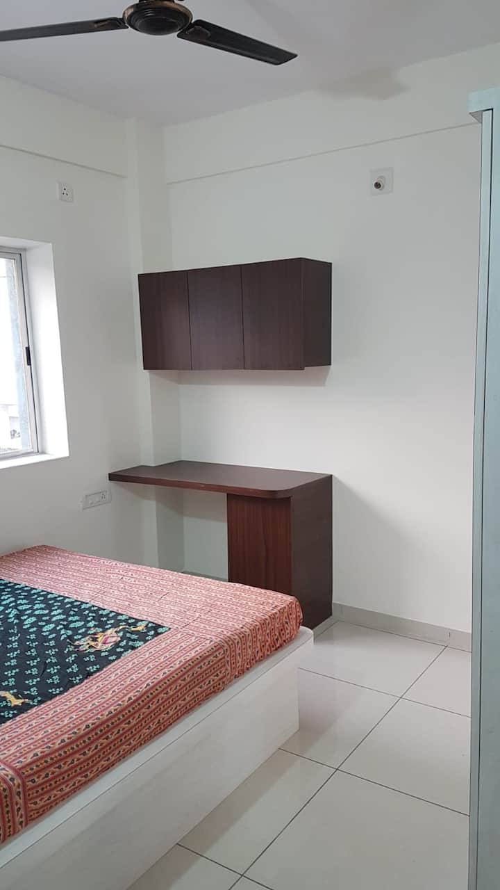 krevat dopio "king" me tavolinë studimi