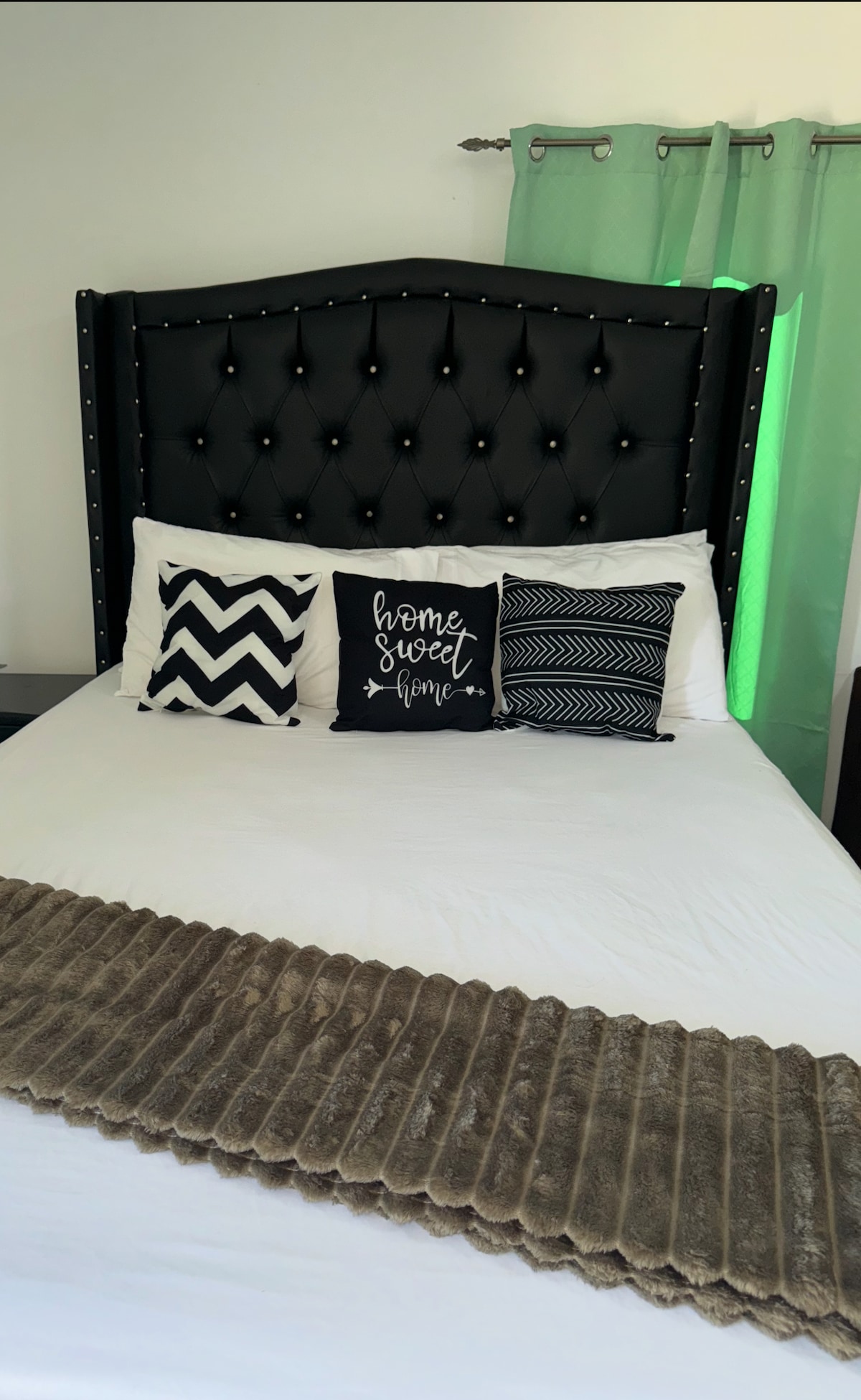 La cerradura está en la puerta de la habitación