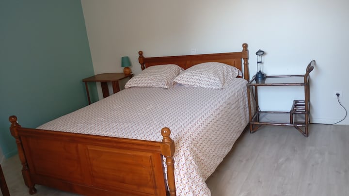 Chambre de 12 m2. Lit 2 places confortable avec 2 oreillers moelleux. Grande penderie avec étagères et  draps, oreillers, housse de couette et couette supplémentaires. Lit parapluie avec son drap et sa couverture. Télévision. 