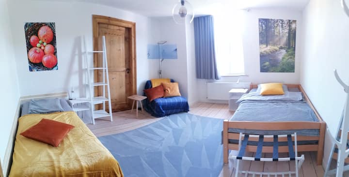 2 საწოლი
 90x200 და 120x200
Ტანსაცმლის საცავი