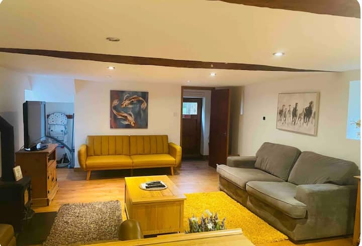 Luxury Barn - Heated Pool, Hot Tub & Log Burner - Tewkesbury