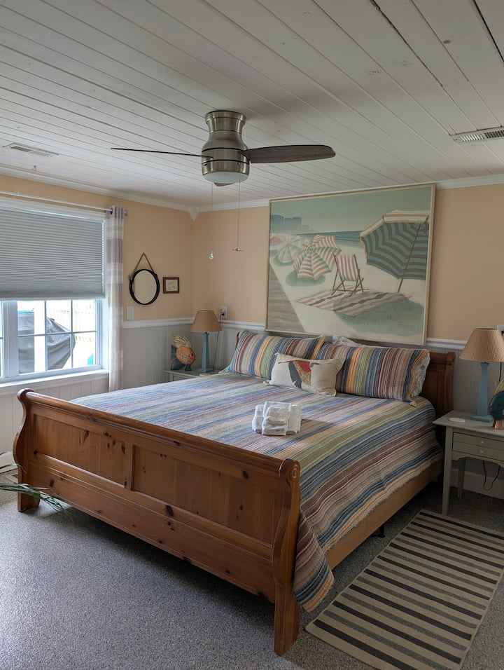 Главна спалня на долния етаж с двойно легло, пълна баня, душ кабина 