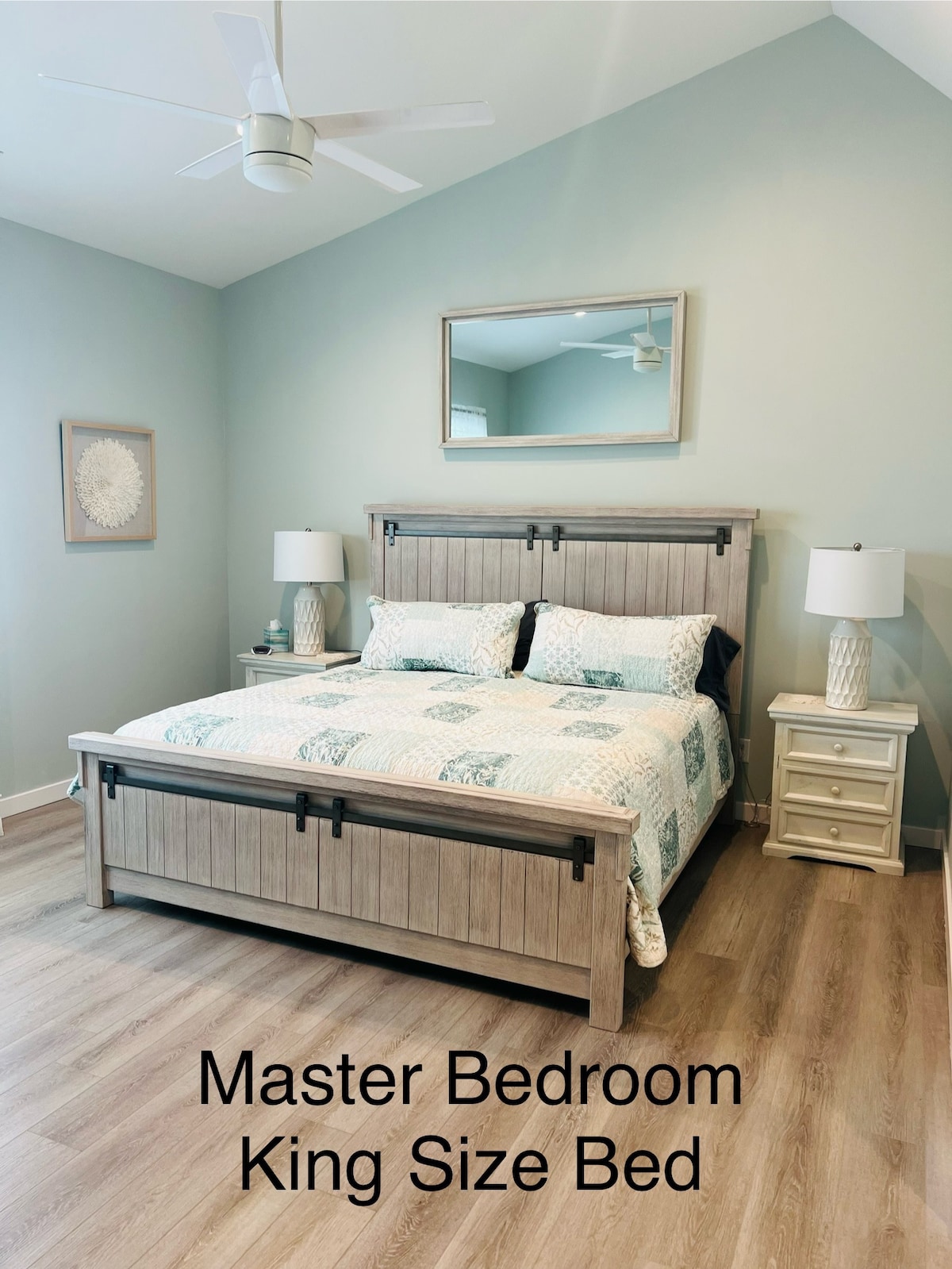 غرفة النوم الرئيسية (في الطابق السفلي) سرير بحجم كينج، وخزانة ملابس، وطاولات طرفية، وحمام كامل الحجم، ومساحة واسعة للخزانة (خزانة واحدة في الحمام، وخزانة واحدة في غرفة النوم (إذا كنت بحاجة إلى تعليق الفساتين، فهناك خزانة في مدخل المدخل) تلفزيون، مروحة سقف، مرآة كاملة الطول.