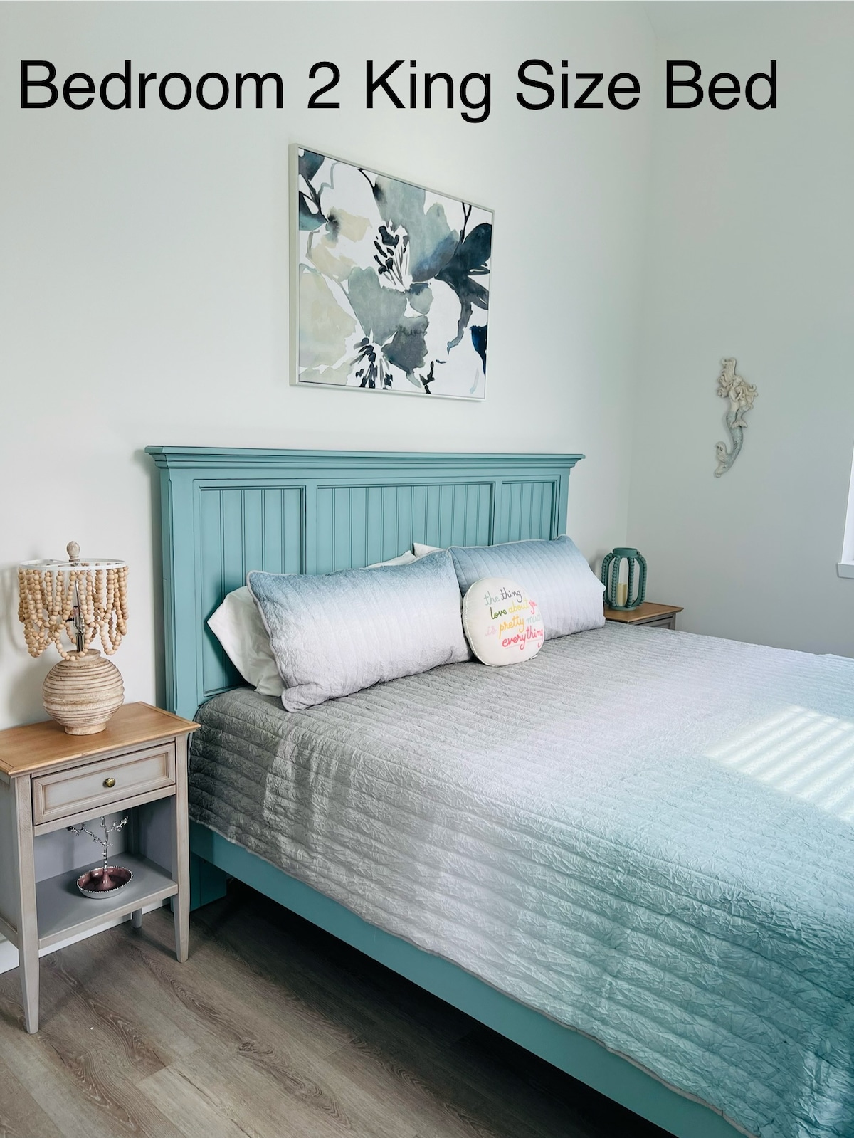 سرير بحجم كبير، وحمام كامل الحجم، ومساحة خزانة ملابس، وخزانة ملابس مع خزانة ملابس صغيرة، وتلفزيون، ومرآة كاملة الطول.