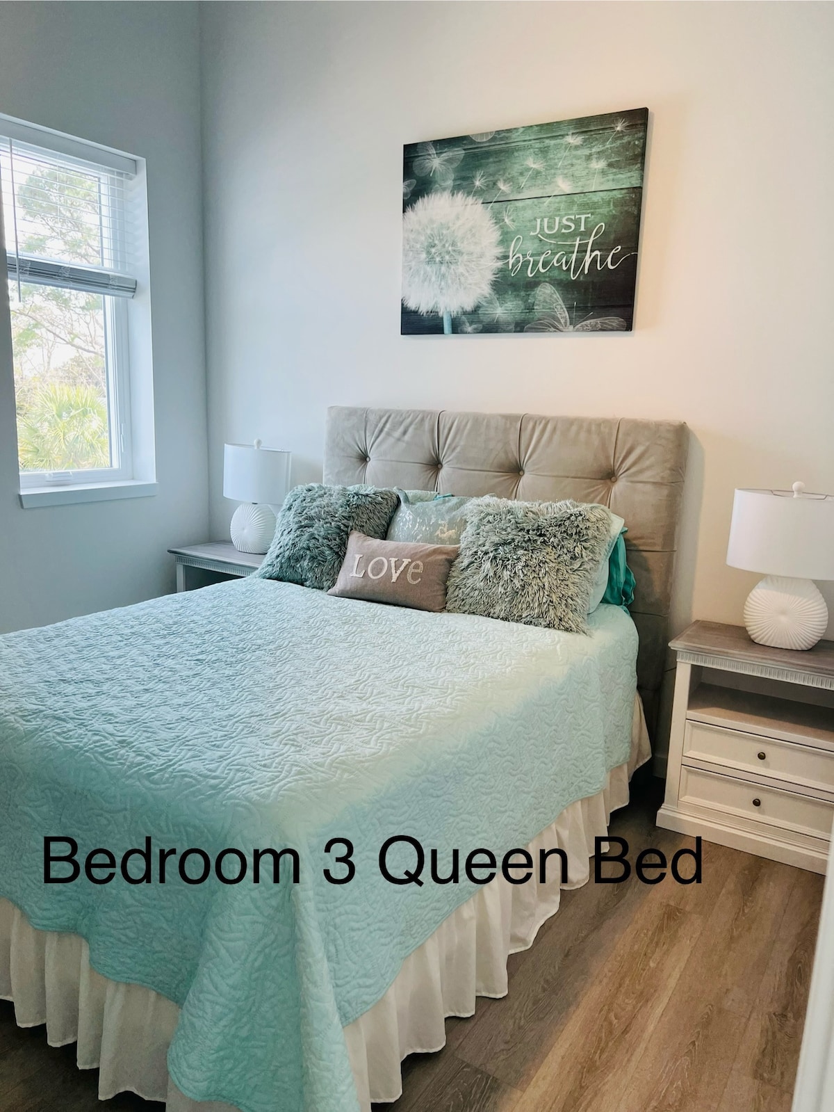 سرير بحجم كوين، حمام/حوض استحمام بالحجم الكامل، مساحة واسعة للخزانة، خزانة ملابس صغيرة في الخزانة، تلفزيون، مرآة كاملة الطول.