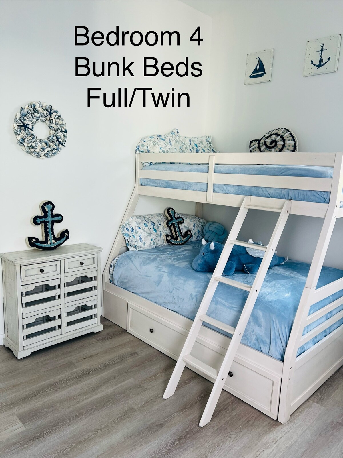 تكتمل غرفة النوم المكونة من طابقين (سرير كامل وسرير مزدوج) بحمام كامل الحجم (حوض استحمام) وطاولة طرفية مع أدراج وخزانة ملابس صغيرة ومساحة واسعة لخزانة الملابس وتلفزيون. 