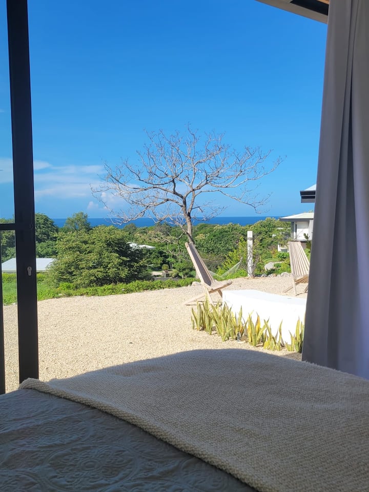 Výhľad na oceán z každej izby a dokonca aj z postele. Toto je súkromná casita s kuchynským kútom a kúpeľňou, vchod je oddelený od hlavného domu.  Dodatočná sprcha vonku po pláži, ohnisko a hojdacia sieť s výhľadom na oceán.