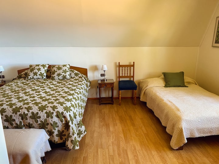 غرفة النوم 1. 
1 سرير بمقعدين + 1 1/2 سرير مربع. 