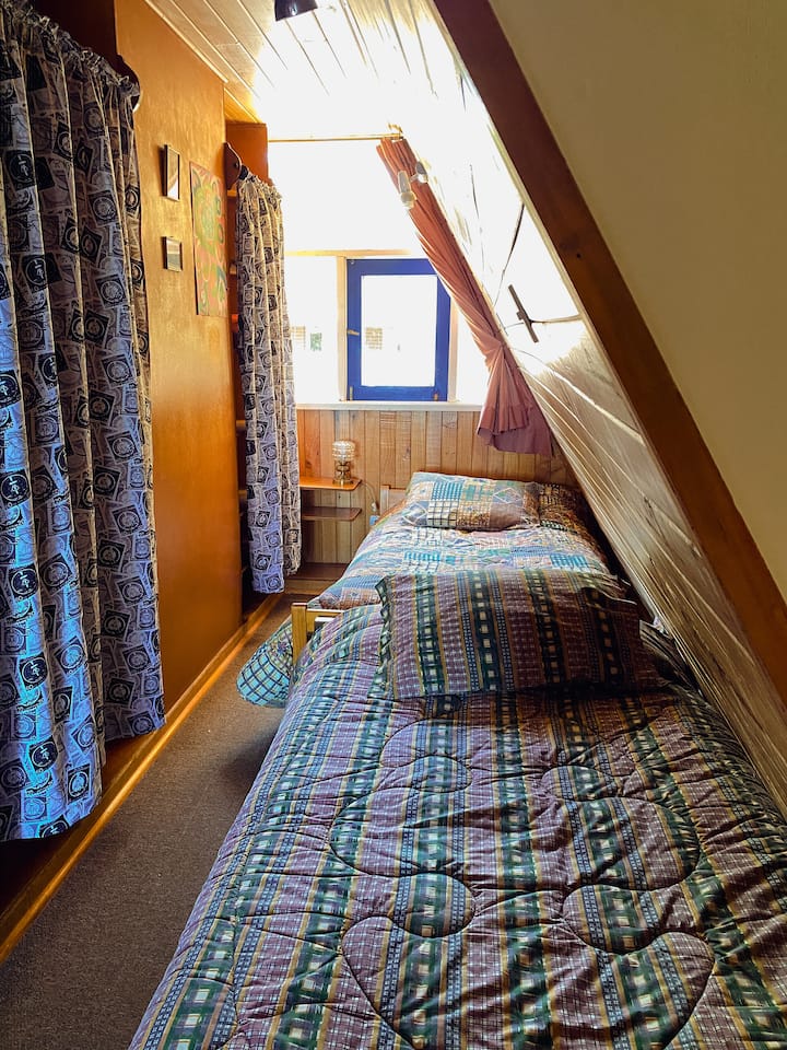 سرير واحد مع 1 ونصف + 1 سرير من 1.