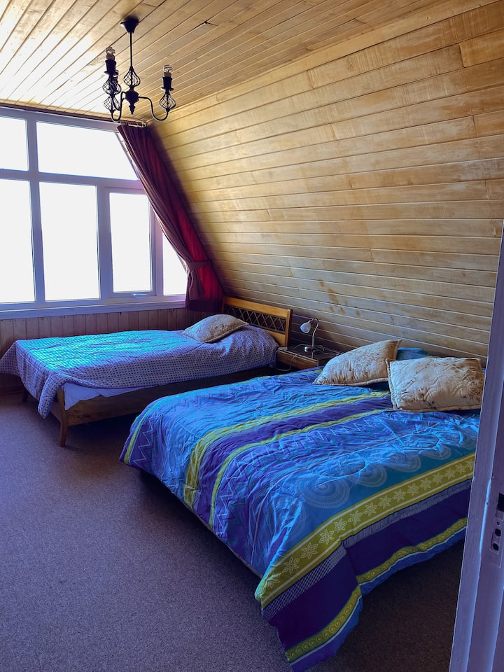 1 سرير بمقعدين + 1 1/2 سرير مربع.