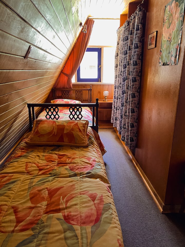 سرير واحد مع 1 ونصف + 1 سرير من 1.