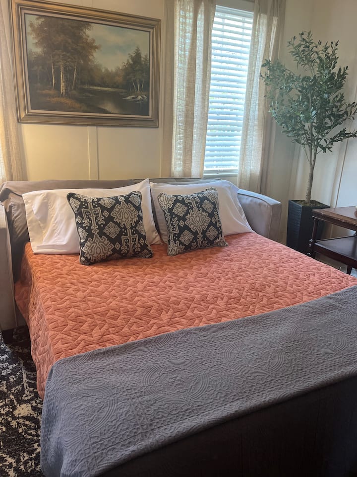 เตียงควีนไซส์แบบดึงออกรองรับผู้ใหญ่ได้ 2 คน
เรามีผ้าปูที่นอนและเครื่องนอนหมอนให้