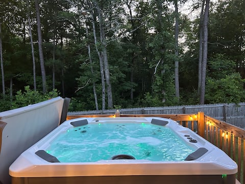 Relaxing Spa/4BDR/Sleeps 8 - 20 min to FT Bragg!