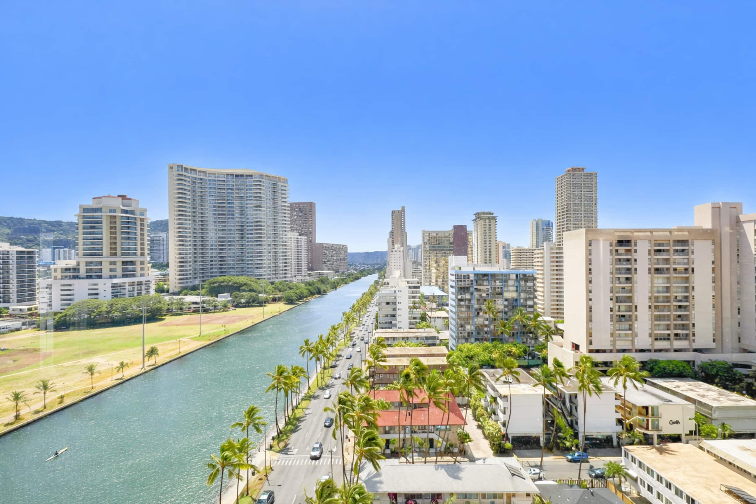 Waikiki Skyline Corner Ocean View Studio - Image 22