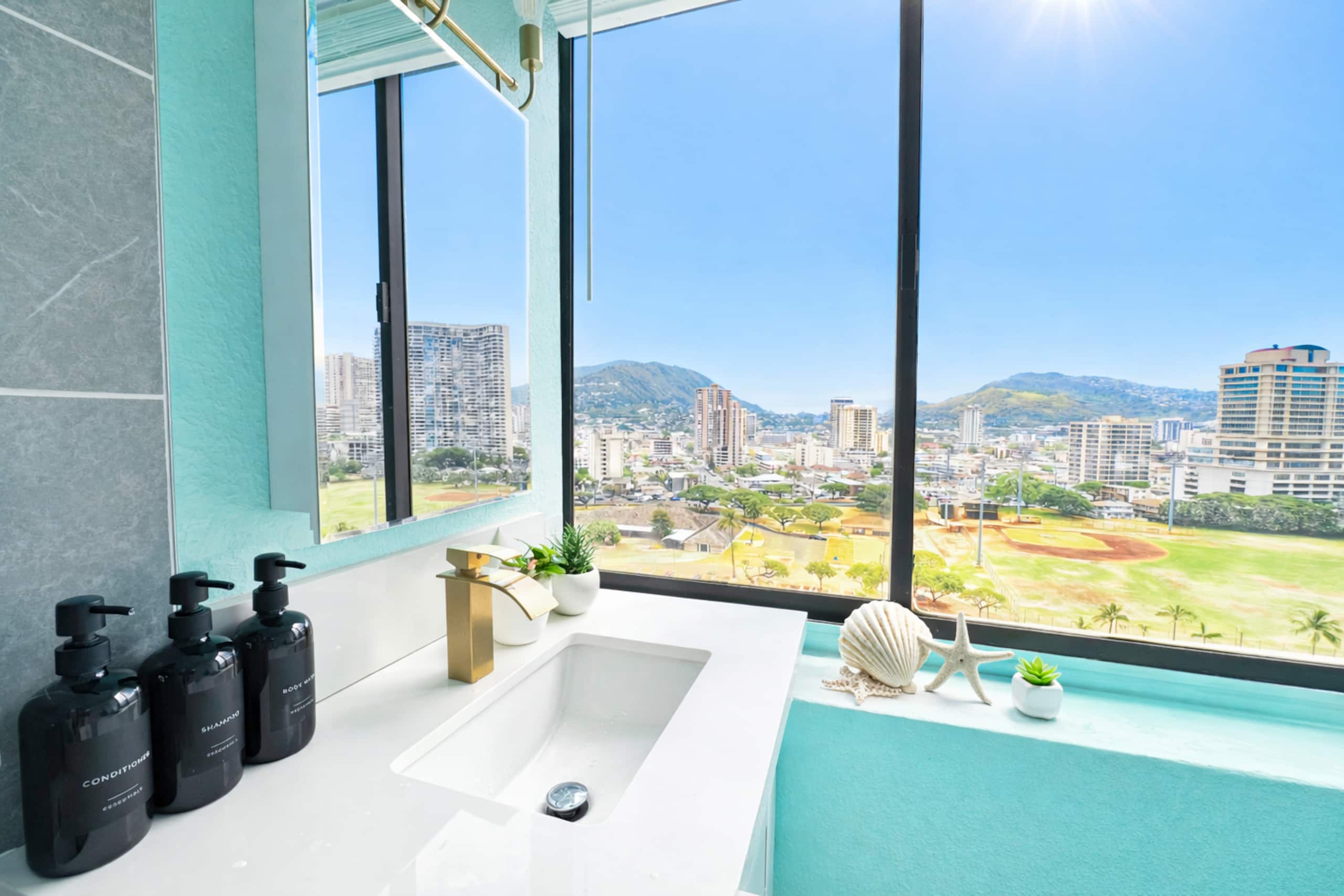 Waikiki Skyline Corner Ocean View Studio - Image 12