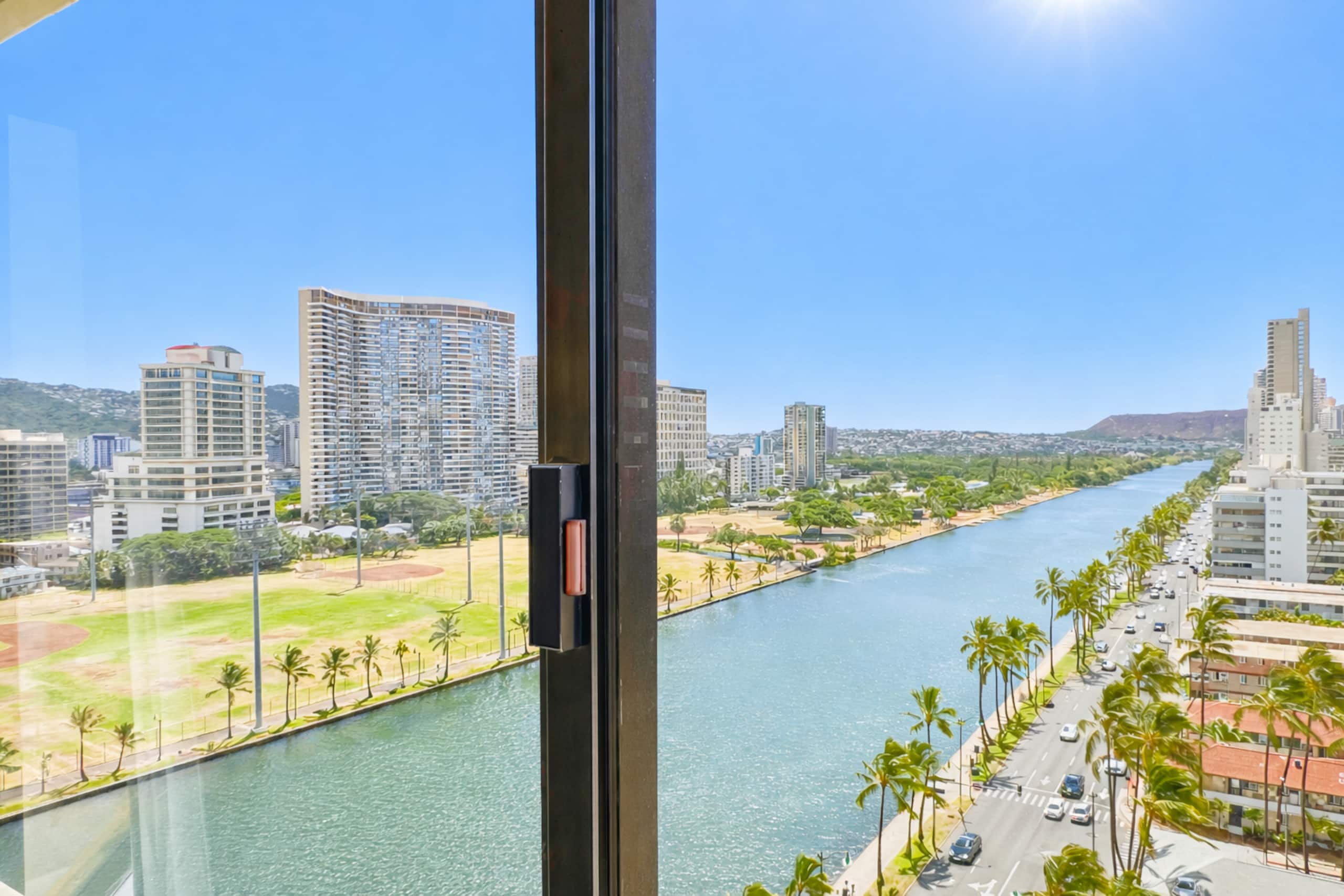 Waikiki Skyline Corner Ocean View Studio - Image 13