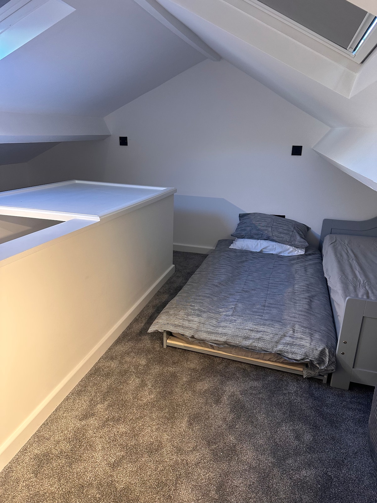 นี่คือห้องใต้หลังคาซึ่งเป็นเตียงนอนเล่น (ดึงออก) เหมาะสำหรับผู้เข้าพักคนเดียวไม่มีห้องอาบน้ำติดกับห้องนี้ต้องใช้สิ่งอำนวยความสะดวกในห้องนอนขนาดคิงไซส์หนึ่งห้องสุขาที่ชั้นล่างจะต้องใช้