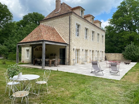 House surrounded by nature near Paris