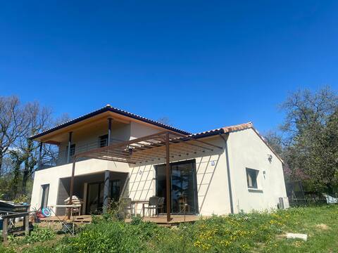 Belle maison, moderne et spacieuse avec jacuzzi.