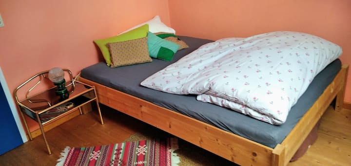 dhomë gjumi e vogël me një krevat, 1,40 m i gjerë, për 1-2 vizitorë