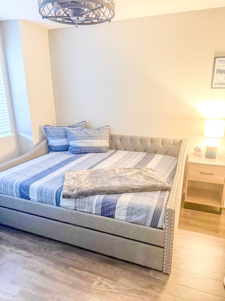 Брачен кревет со брачен кревет (широк 180-220 см)